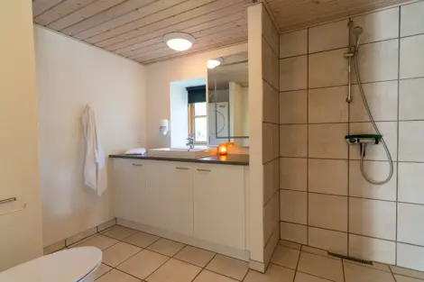 Badeværelse 1 i stueplan, Ferielejlighed Øst i Slettestrand | Foto: Kristian Skjødt