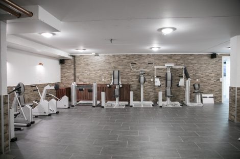 Træningsrum med HUR maskiner på Feriecenter Slettestrand