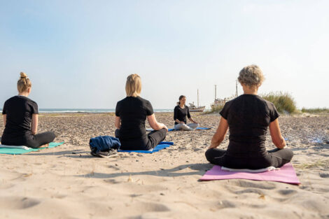 Yoga på stranden | Foto: Kristian Skjødt