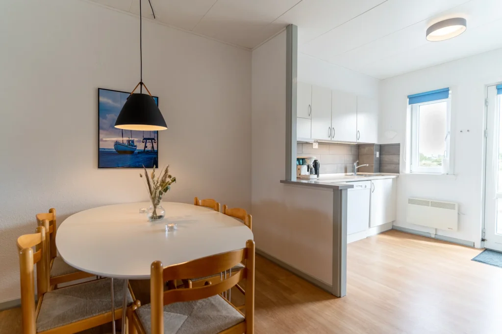 Køkken og spiseplads i ferielejlighed på Feriecenter Slettestrand | Foto: Kristian Skjødt