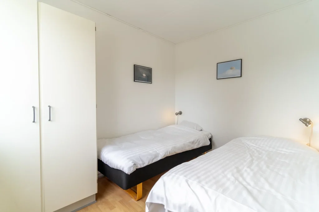 Soverum 1 indrettet med to enkeltsenge i ferielejlighed på Feriecenter Slettestrand | Foto: Kristian Skjødt