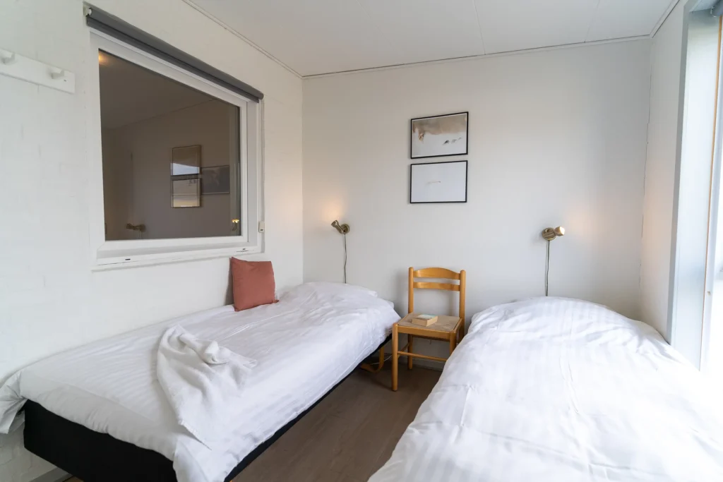 Soverum 3 indrettet med to enkeltsenge i ferielejlighed på Feriecenter Slettestrand | Foto: Kristian Skjødt