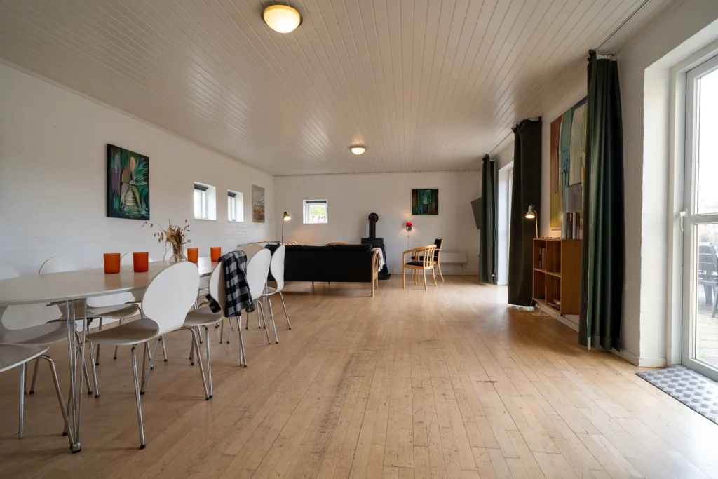 Stor opholds-/spisestue med brændeovn i Feriehuset Fiskervej | Foto: Kristian Skjødt