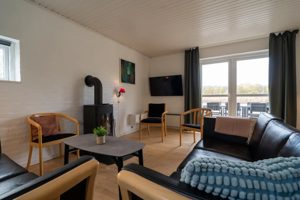 Stor opholds-/spisestue med brændeovn i Feriehuset Fiskervej | Foto: Kristian Skjødt