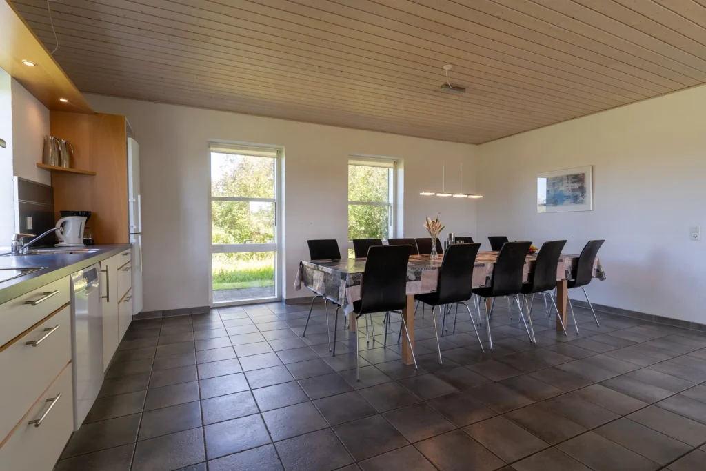 Køkken og spisestue i feriehuset Østersvej | Foto: Kristian Skjødt
