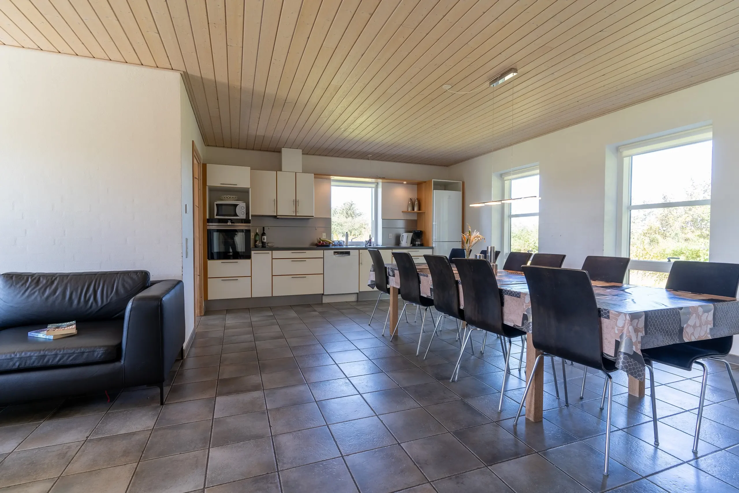 Køkken, opholds- og spisestue i feriehuset Østersvej | Foto: Kristian Skjødt