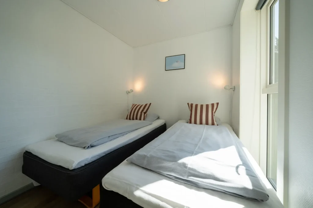 Soverum 2 med 2 enkeltsenge i ferielejlighed til 4 personer, B-fløjen på Feriecenter Slettestrand | Foto: Kristian Skjødt