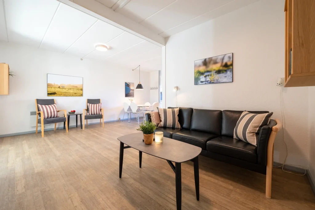 Ophold-/spisestue i stueplans ferielejlighed til 4 personer, B-fløjen på Feriecenter Slettestrand | Foto: Kristian Skjødt