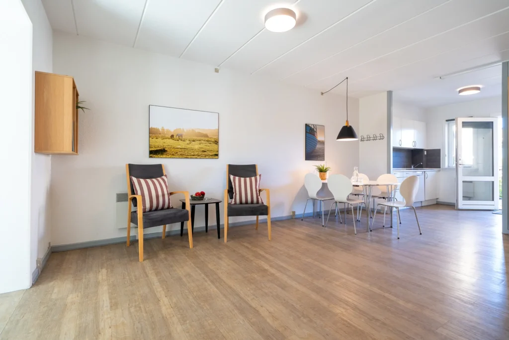 Ophold-/spisestue i stueplans ferielejlighed til 4 personer, B-fløjen på Feriecenter Slettestrand | Foto: Kristian Skjødt