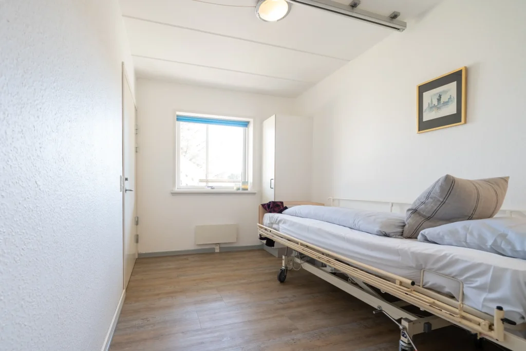 Soverum 1 med plejeseng og rumdækkende loftlift i handicapvenlig ferielejlighed til 3 personer på Feriecenter Slettestrand | Foto: Kristian Skjødt