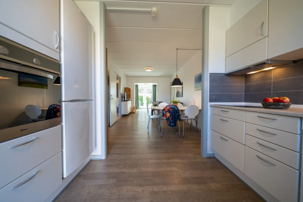 Køkken og spise-/opholdsstue i handicapvenlig ferielejlighed til 4 personer på Feriecenter Slettestrand | Foto: Kristian Skjødt