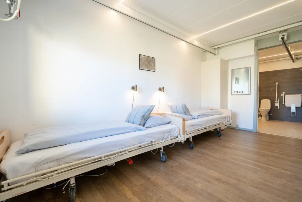 Soverum 1 med to plejesenge og rundækkende loftlift i handicapvenlig ferielejlighed til 4 personer på Feriecenter Slettestrand | Foto: Kristian Skjødt