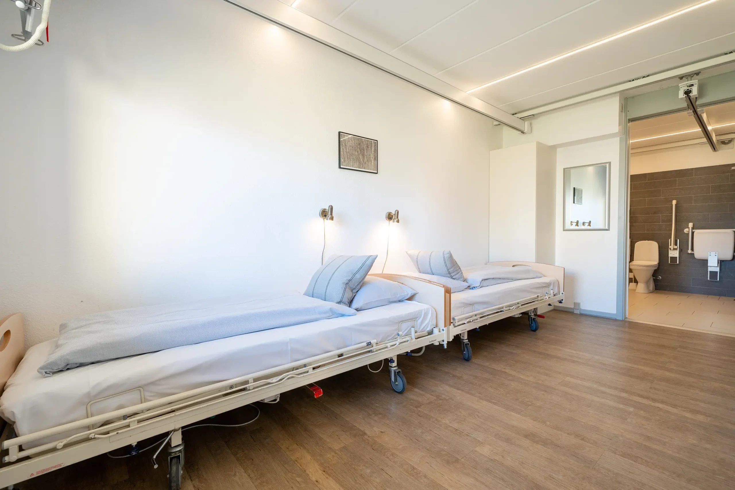 Soverum 1 med to plejesenge og rundækkende loftlift i handicapvenlig ferielejlighed til 4 personer på Feriecenter Slettestrand | Foto: Kristian Skjødt