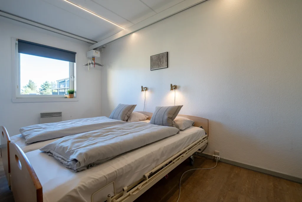 Soverum 1 med to plejesenge og rundækkende loftlift i handicapvenlig ferielejlighed til 4 personer på Feriecenter Slettestrand | Foto: Kristian Skjødt