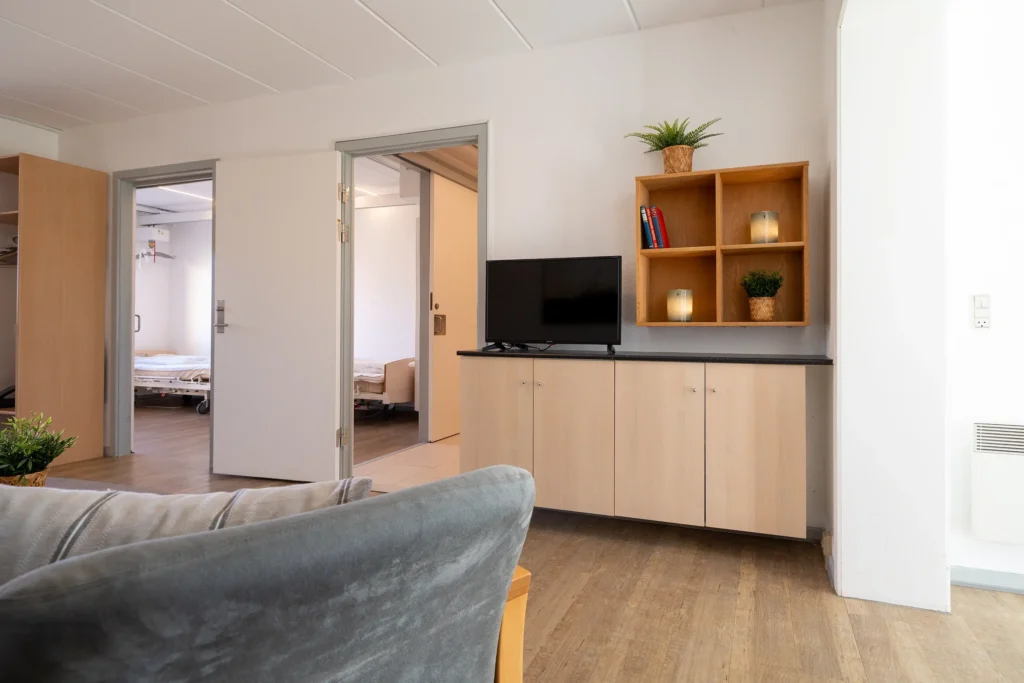 Opholdsstue i handicapvenlig ferielejlighed til 4 personer på Feriecenter Slettestrand | Foto: Kristian Skjødt