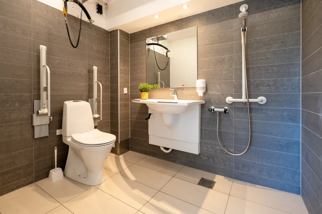 Tilgængelig badeværelse i handicaplejlighed til 5 personer på Feriecenter Slettestrand | Foto: Kristian Skjødt