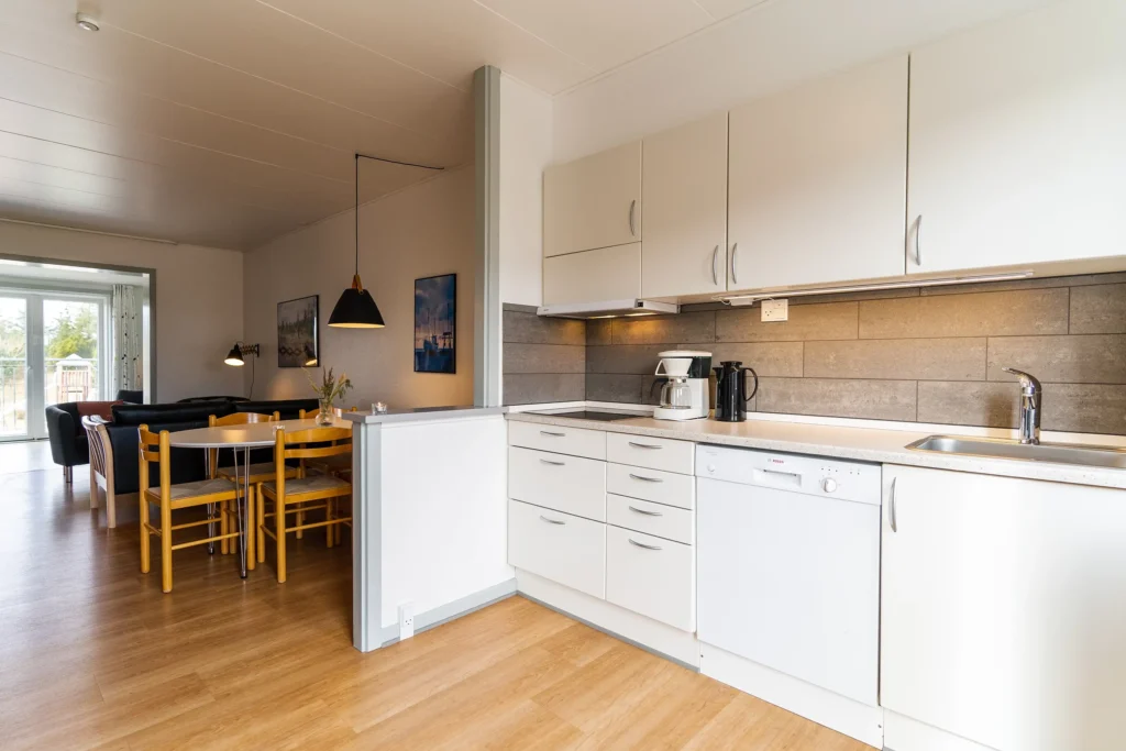 Køkken, spise-/opholdsstue i handicaplejlighed til 5 personer på Feriecenter Slettestrand | Foto: Kristian Skjødt