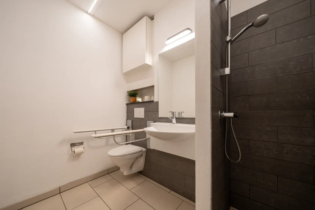 Badeværelse 2 i handicaplejlighed til 8 personer med 1 loftlift på Feriecenter Slettestrand | Foto: Kristian Skjødt