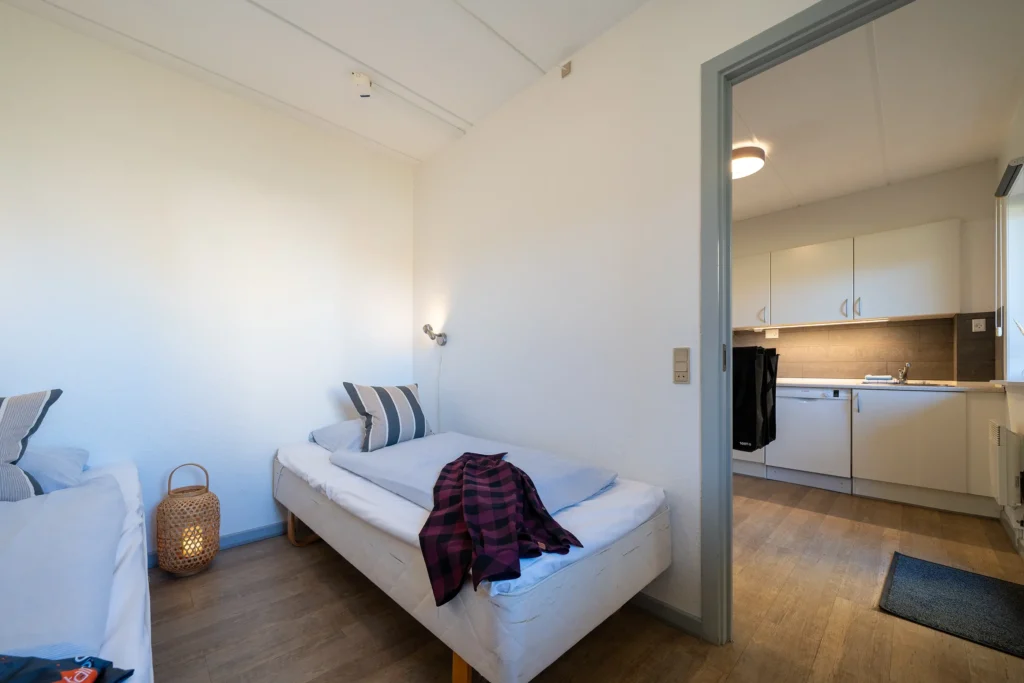 Soverum 3 i handicaplejlighed til 8 personer med 1 loftlift på Feriecenter Slettestrand | Foto: Kristian Skjødt