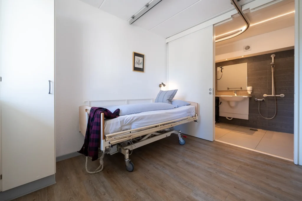 Soverum 3 i handicaplejlighed til 8 personer med 2 loftlift på Feriecenter Slettestrand | Foto: Kristian Skjødt