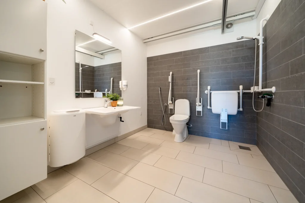 Badeværelse 1 i handicaplejlighed til 8 personer på Feriecenter Slettestrand | Foto: Kristian Skjødt