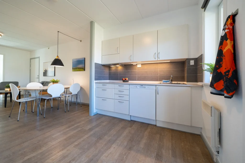 Køkken/spisestue i handicaplejlighed til 8 personer på Feriecenter Slettestrand | Foto: Kristian Skjødt