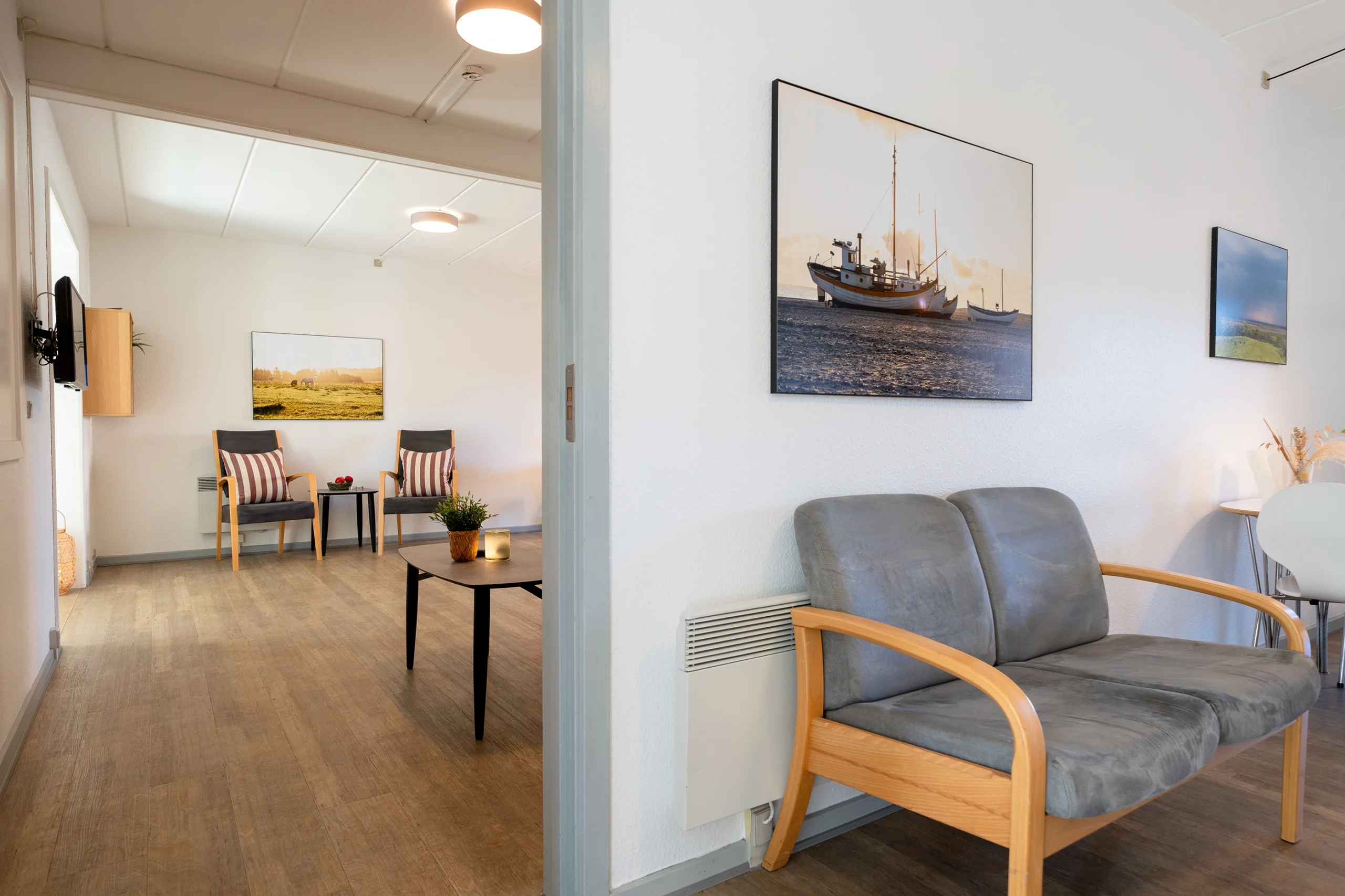 Opholdsstue 1 og 2 med åben connecting dør i handicaplejlighed til 8 personer på Feriecenter Slettestrand | Foto: Kristian Skjødt