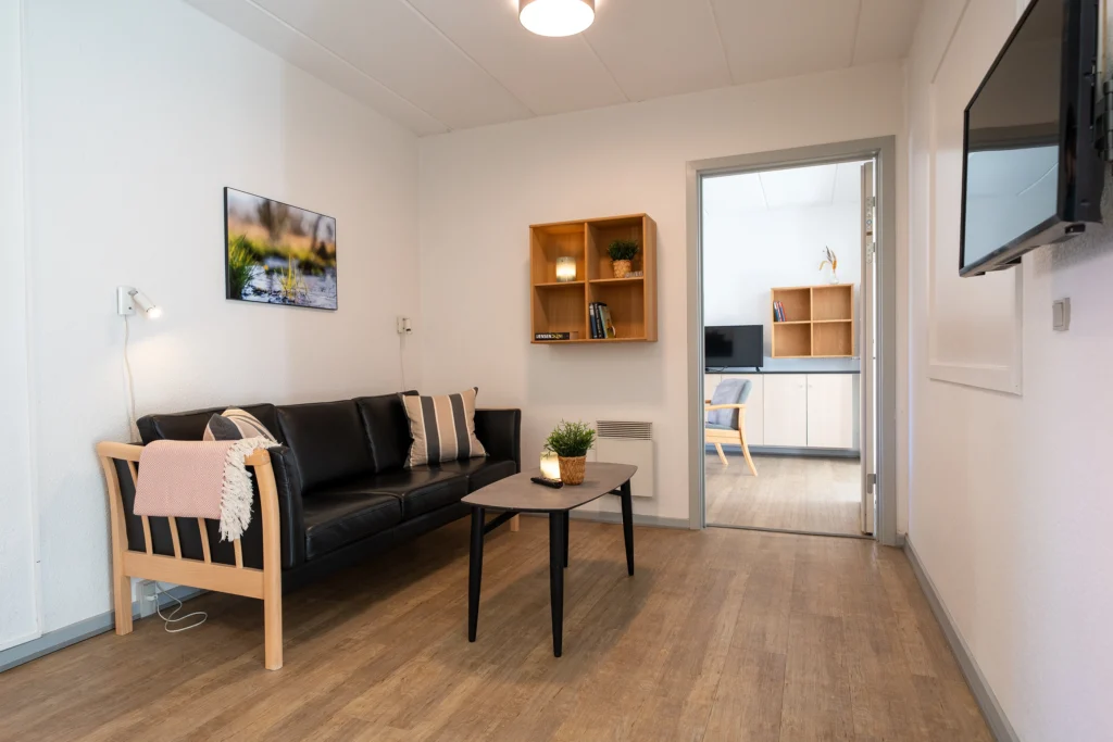 Opholdsstue 1 og 2 med åben connecting dør i handicaplejlighed til 8 personer på Feriecenter Slettestrand | Foto: Kristian Skjødt