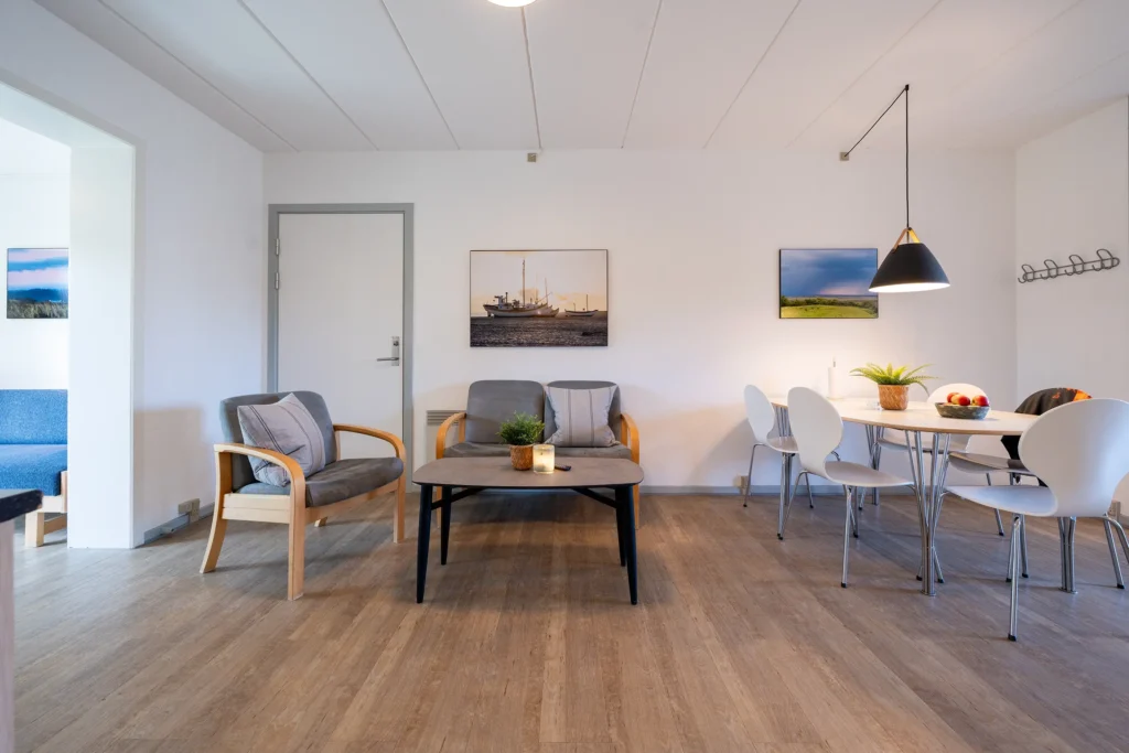 Opholds-/spisestue i handicaplejlighed til 8 personer på Feriecenter Slettestrand | Foto: Kristian Skjødt