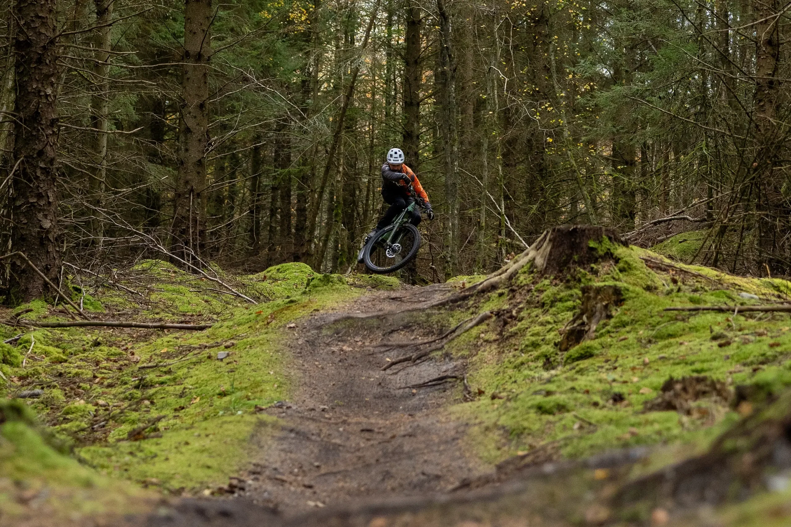 Esben Kronborg hygger på MTB sporene i Svinkløv | Foto: Kristian Skjødt