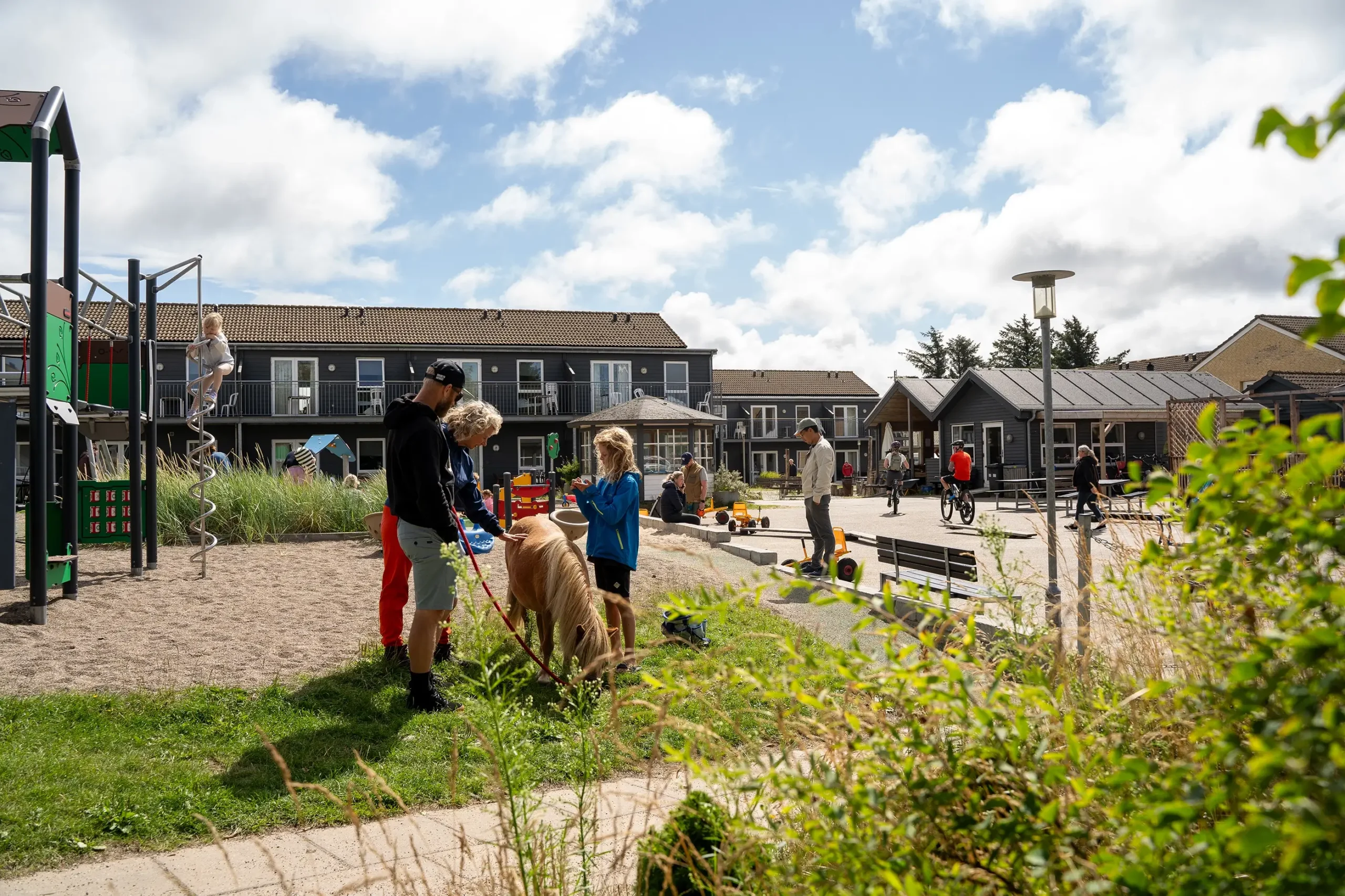 Ponyhygge på legepladsen i Slettestrand | Foto: Kristian Skjødt