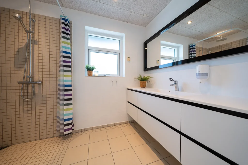 Badeværelset i Strandfogedhuset på Feriecenter Slettestrand | Foto: Kristian Skjødt