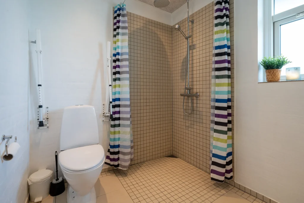 Badeværelset i Strandfogedhuset på Feriecenter Slettestrand | Foto: Kristian Skjødt