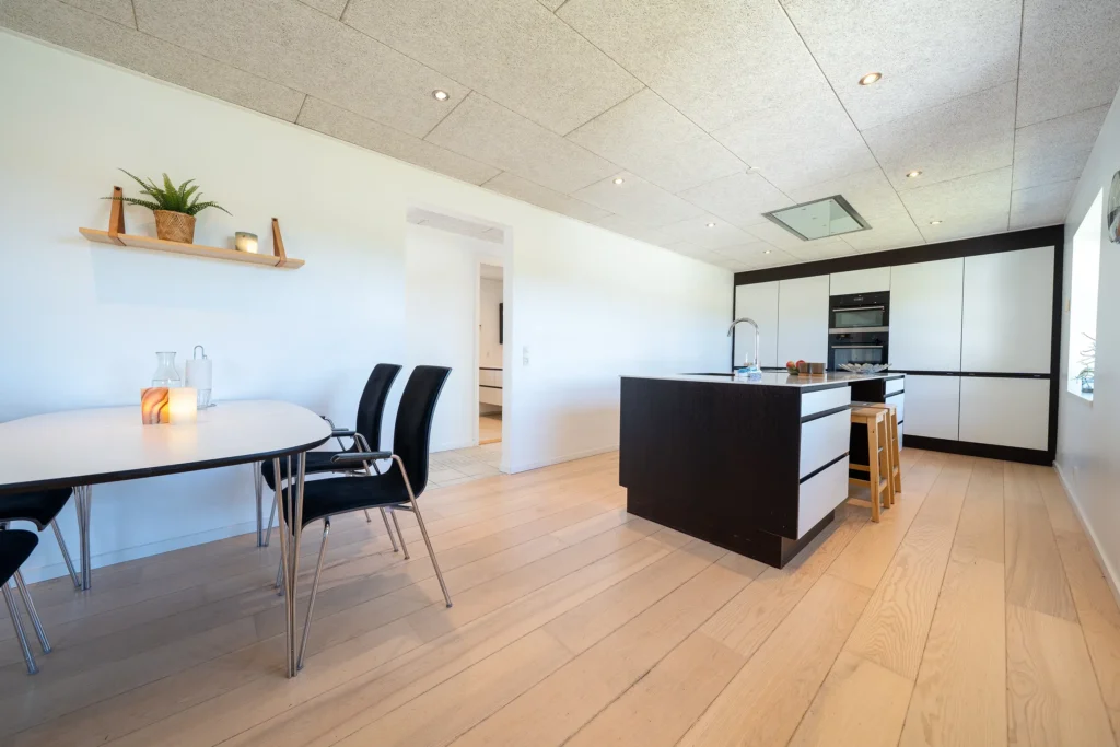 Køkkenet i Strandfogedhuset på Feriecenter Slettestrand | Foto: Kristian Skjødt