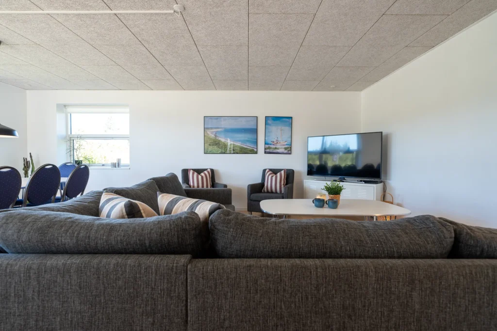 Rummeligt køkken-/ophold-/spisestue i ét i Strandfogedhuset på Feriecenter Slettestrand | Foto: Kristian Skjødt