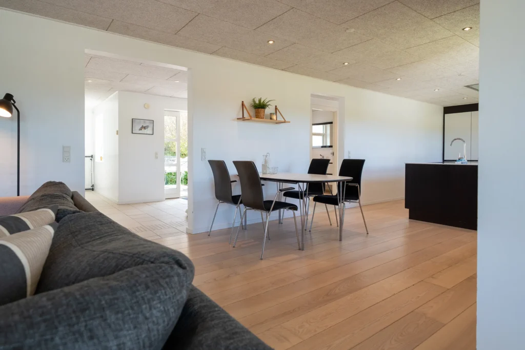 Rummeligt køkken-/ophold-/spisestue i ét i Strandfogedhuset på Feriecenter Slettestrand | Foto: Kristian Skjødt