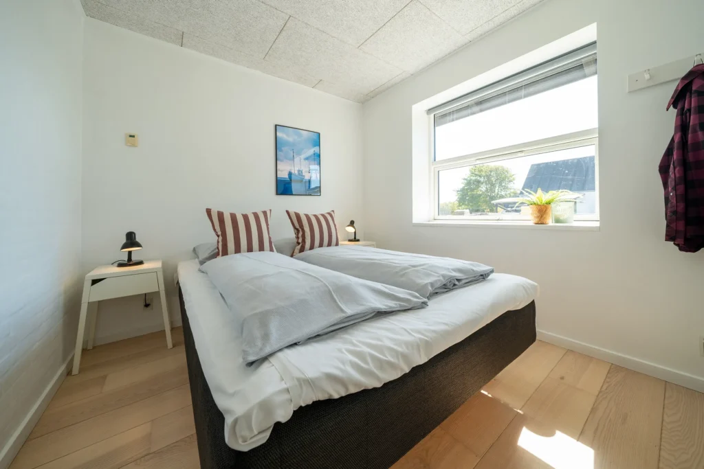 Soverum 1 med en dobbeltseng i Strandfogedhuset på Feriecenter Slettestrand | Foto: Kristian Skjødt