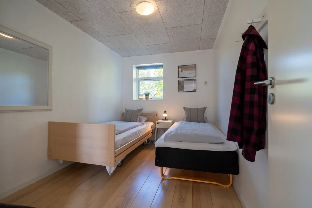 Soverum 2 med en plejeseng og en enkeltseng i Strandfogedhuset på Feriecenter Slettestrand | Foto: Kristian Skjødt