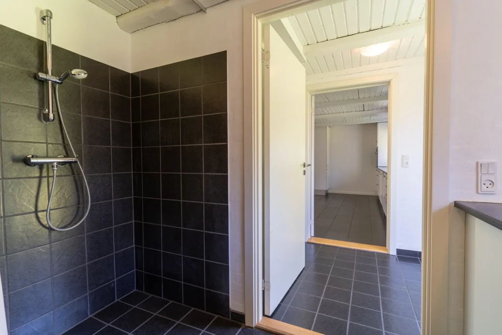 Badeværelse 1 i stueplan i ferielejlighed Vest | Foto: Kristian Skjødt