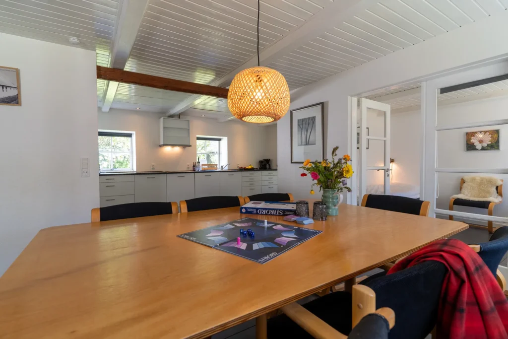 Spisestue og køkken i ferielejlighed Vest | Foto: Kristian Skjødt