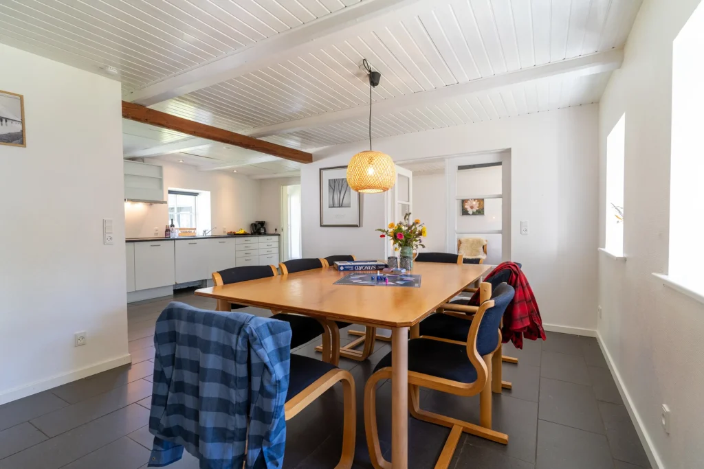 Spisestue og køkken i ferielejlighed Vest | Foto: Kristian Skjødt