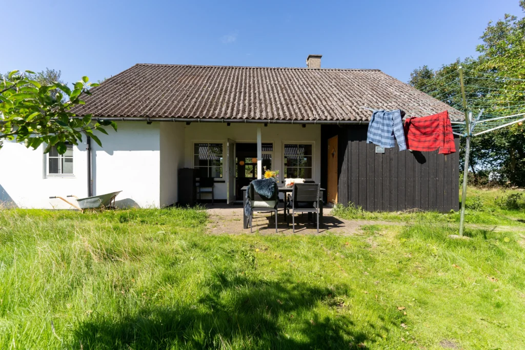 Terrasse og vild haveområde ved ferielejlighed Anneks i Slettestrand | Foto: Kristian Skjødt