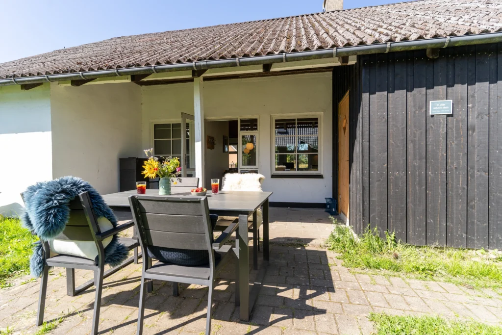 Terrasse og vild haveområde ved ferielejlighed Anneks i Slettestrand | Foto: Kristian Skjødt