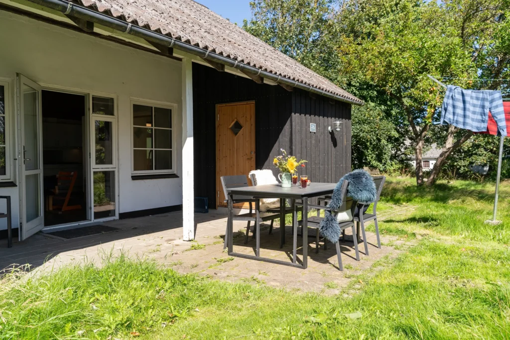 Terrasse og vild haveområde ved ferielejlighed Anneks i Slettestrand | Foto: Kristian Skjødt