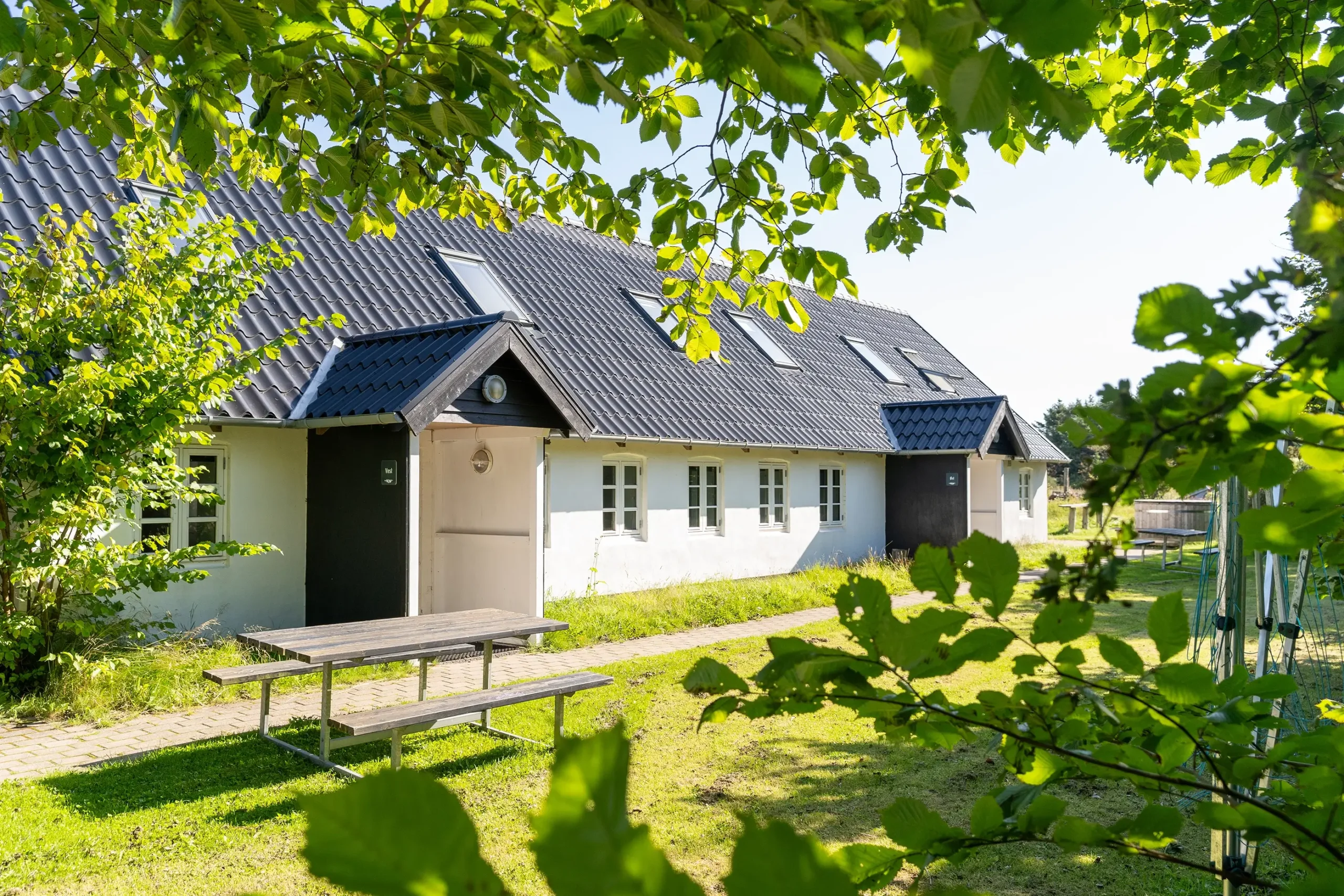 Lejlighedsbygning ved Den Gamle Smedje med fælles vild haveområde | Foto: Kristian Skjødt