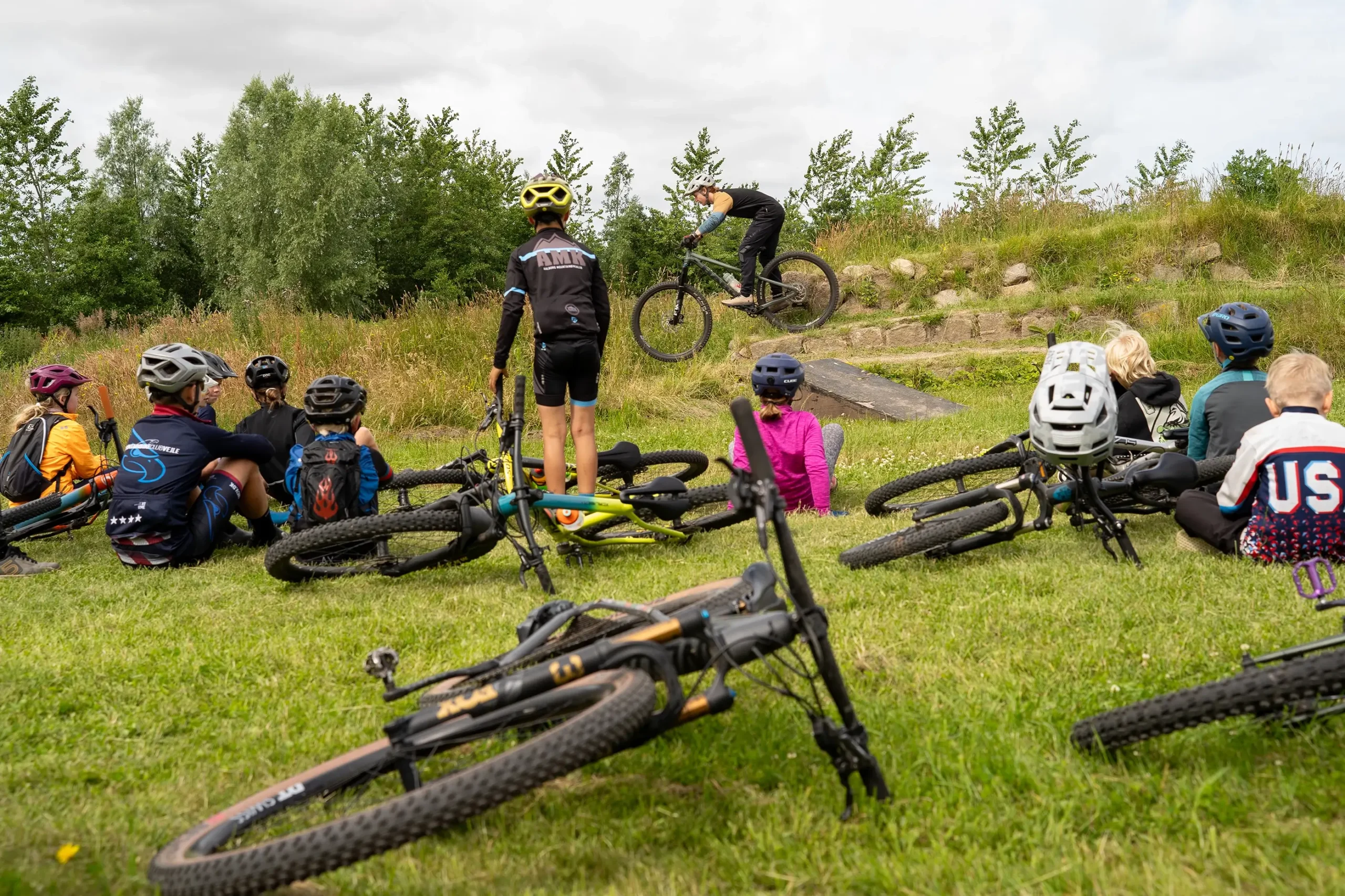 Mountainbikere hygger på teknikbanen i Slettestrand | Foto: Kristian Skjødt