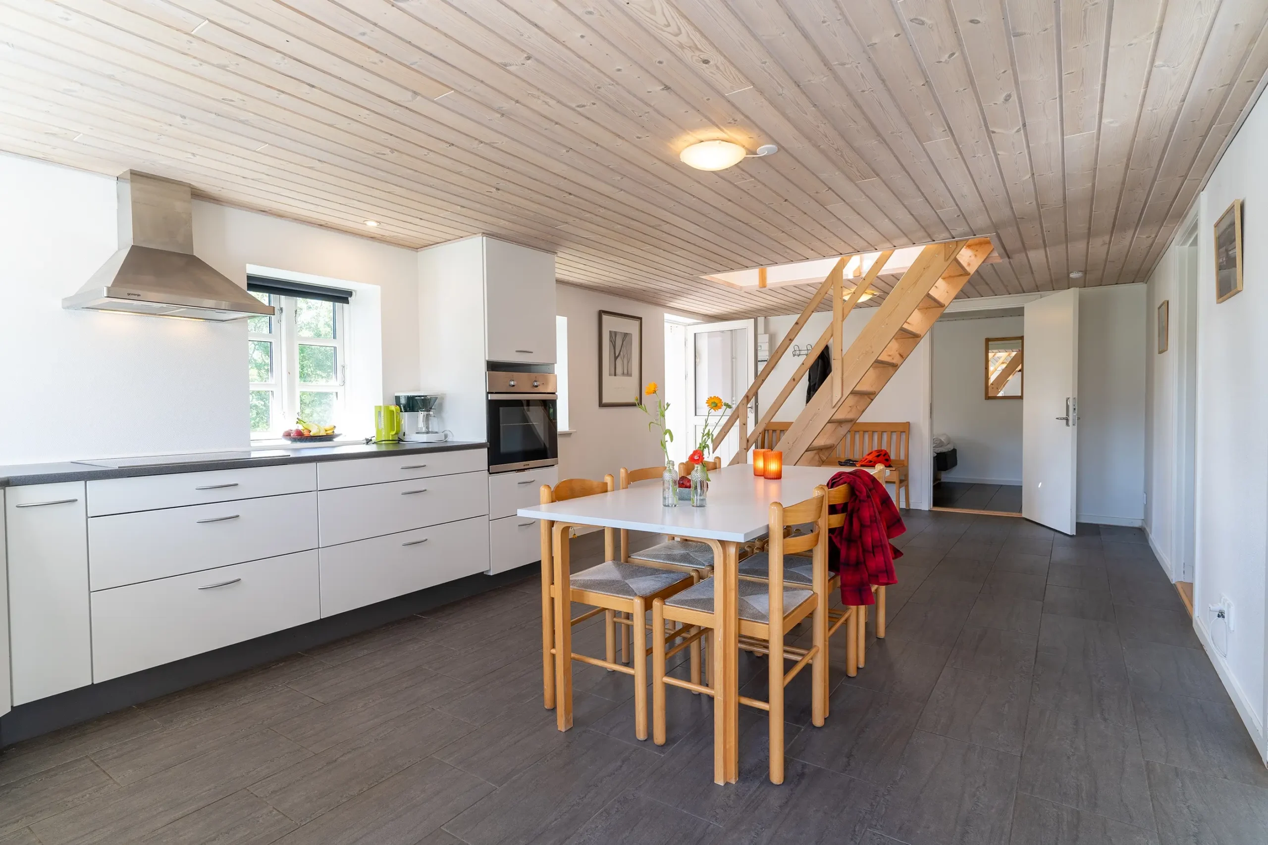 Køkken/alrum i ferielejlighed Øst i Slettestrand | Foto: Kristian Skjødt