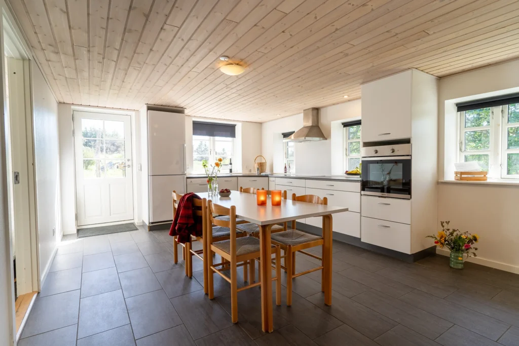 Køkken/alrum i ferielejlighed Øst i Slettestrand | Foto: Kristian Skjødt