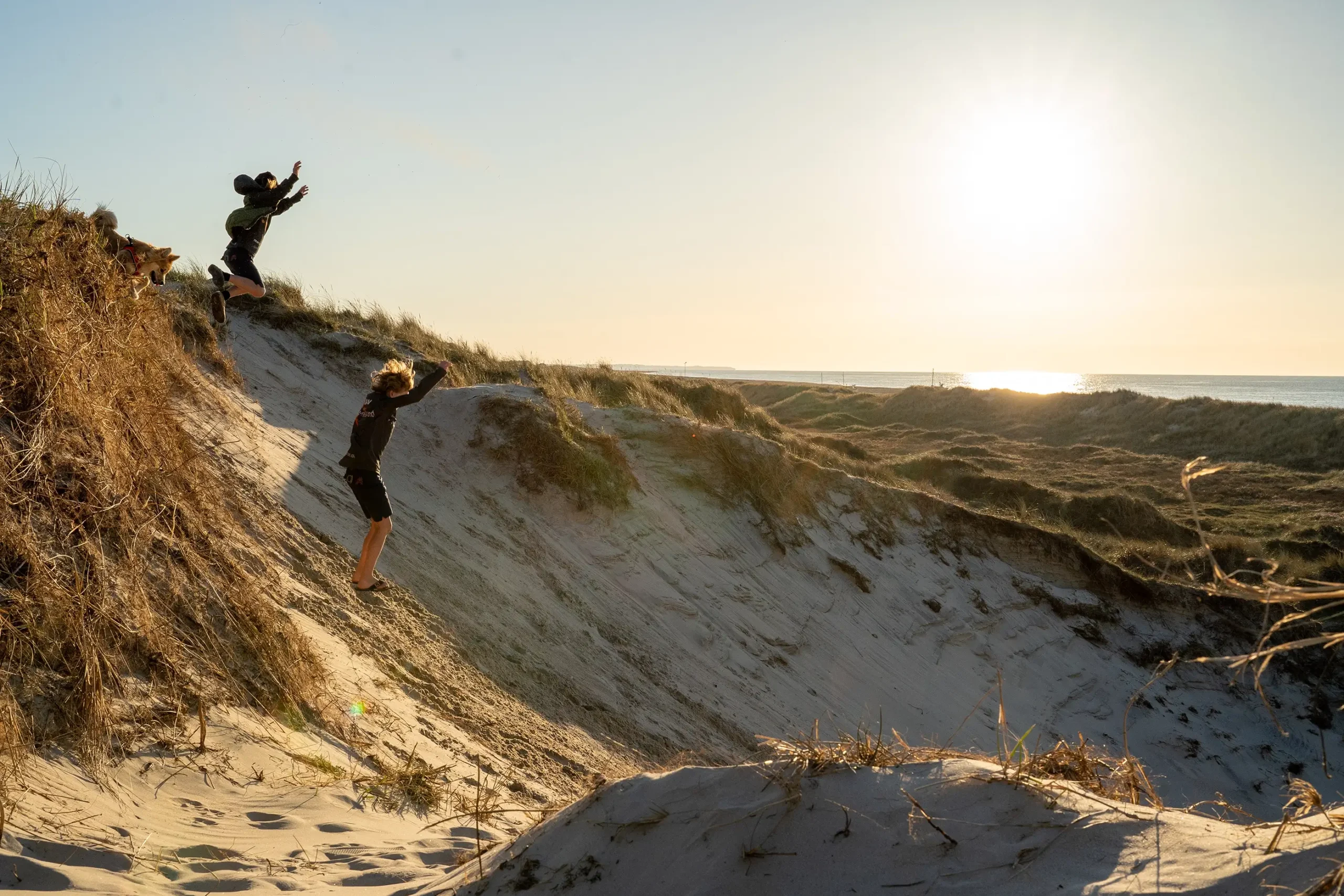 Børn hygger i klitterne ved Slettestrand | Foto: Kristian Skjødt
