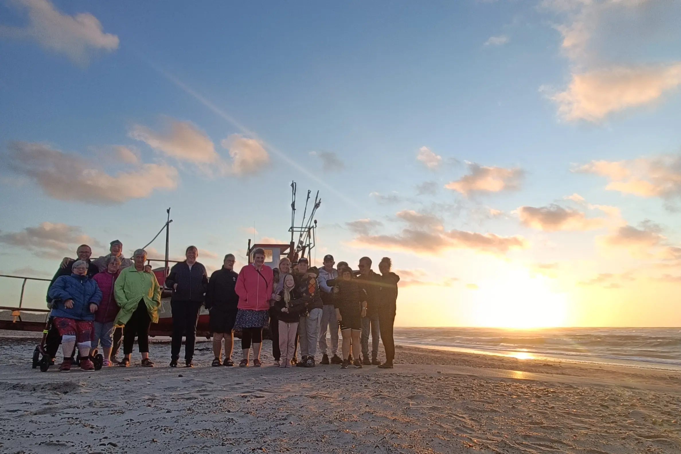 Gruppebillede med Ferie med Sikkerhedsnet deltager på stranden
